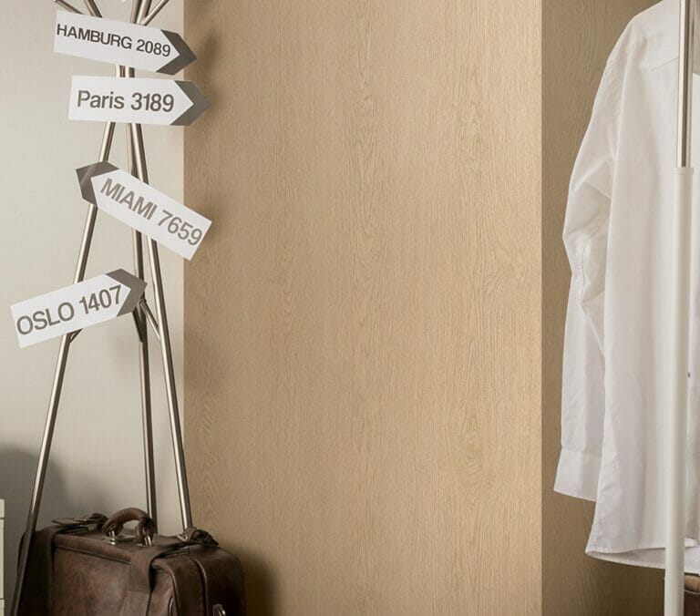 Close-up photo of Cover Styl' Cream Golden Oak Vinyl Wrap installed