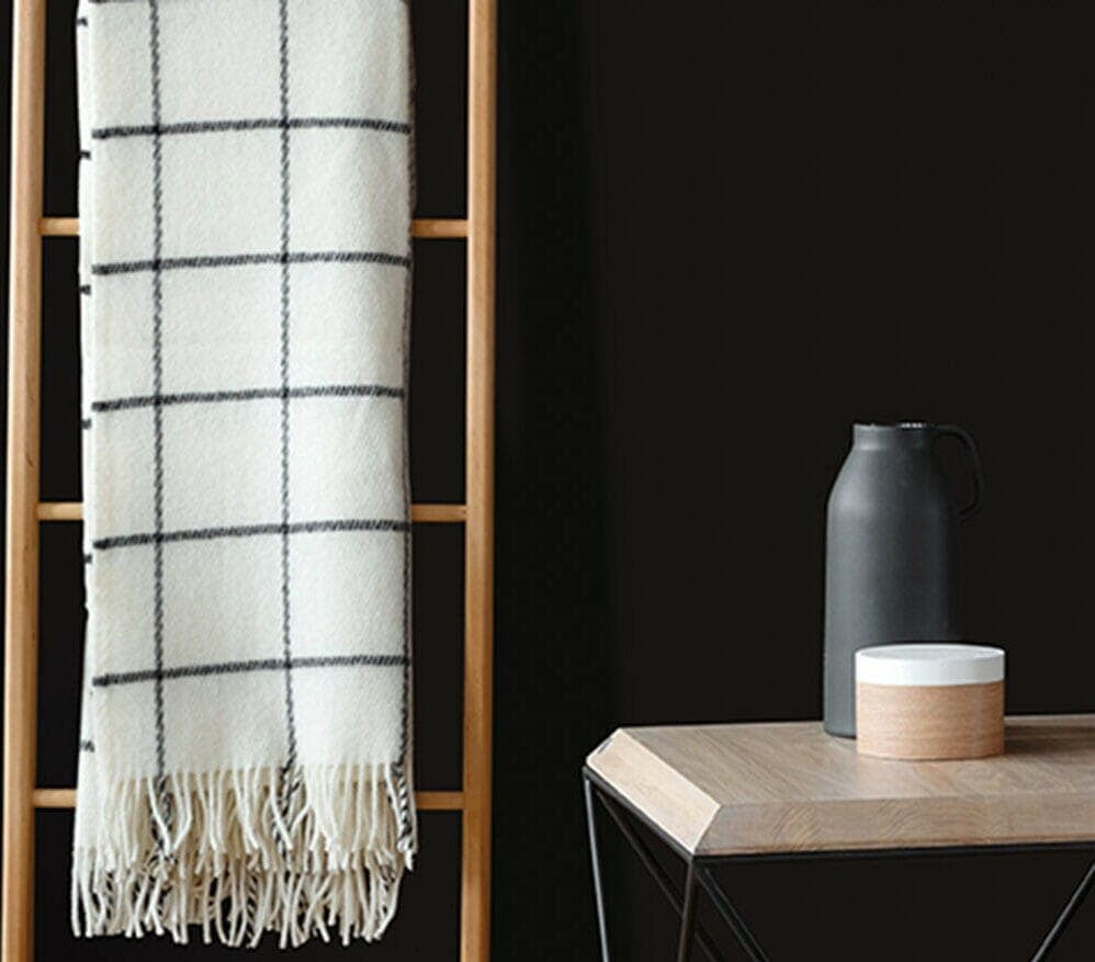 Close-up photo of Cover Styl' High Gloss Black Vinyl Wrap installed