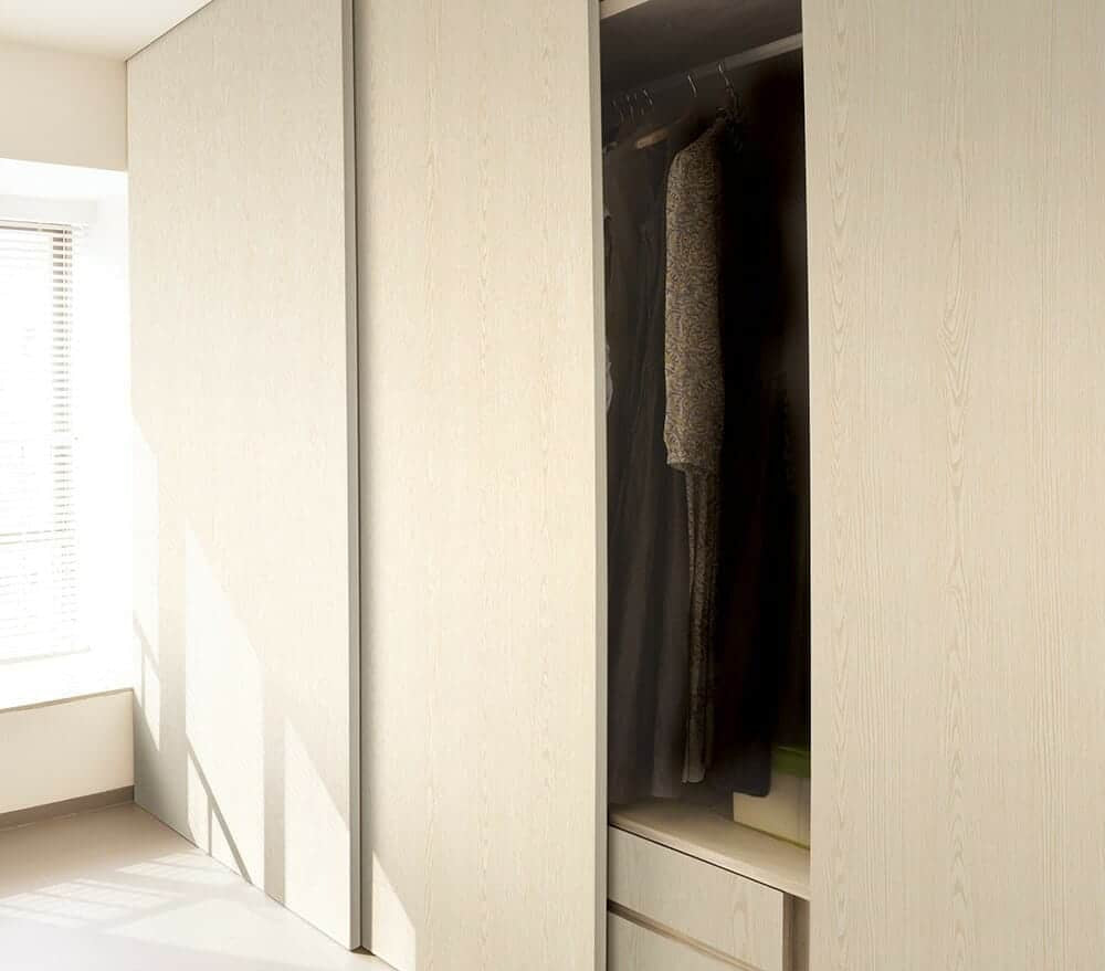 Close-up photo of Cover Styl' Light Cream Beech Vinyl Wrap installed