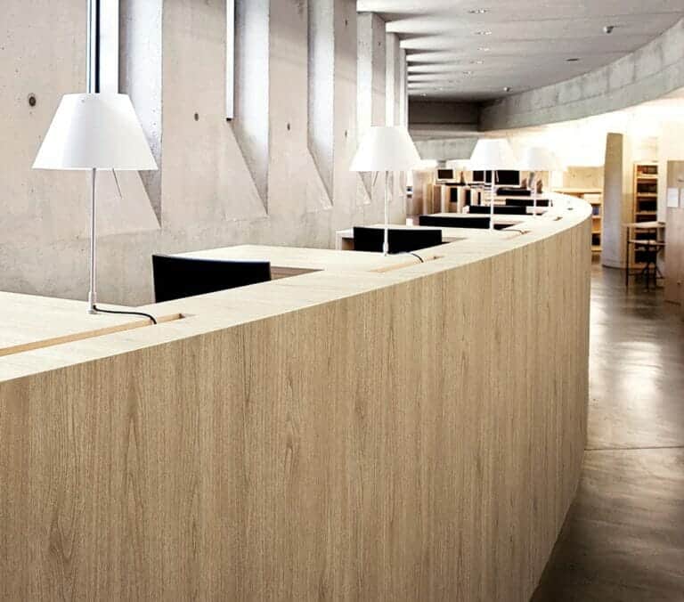 Close-up photo of Cover Styl' Light Grey Oak Vinyl Wrap installed