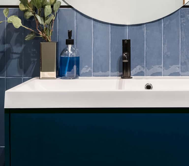 Close-up photo of Cover Styl' Royal Blue Velvet Grain Vinyl Wrap installed