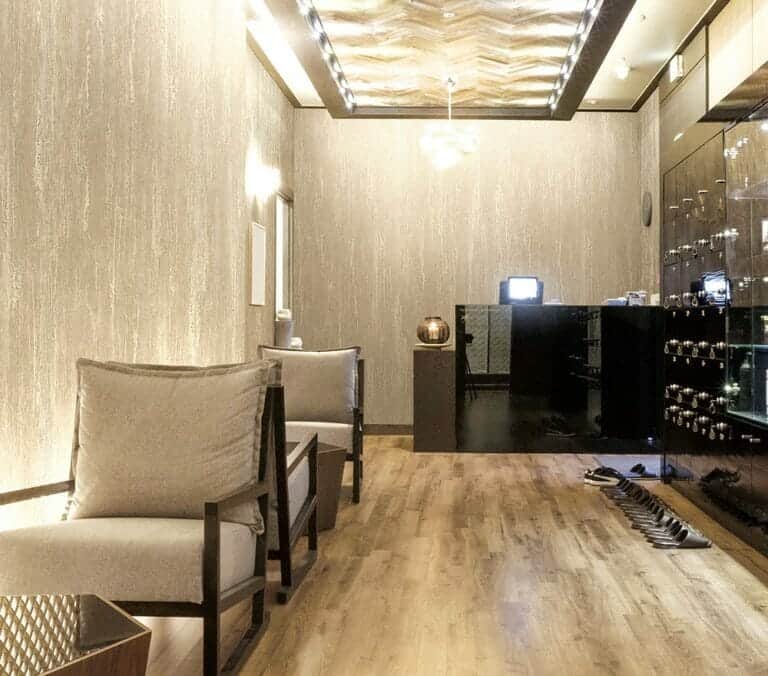 Close-up photo of Cover Styl' Shimmery Golden Wood Vinyl Wrap installed