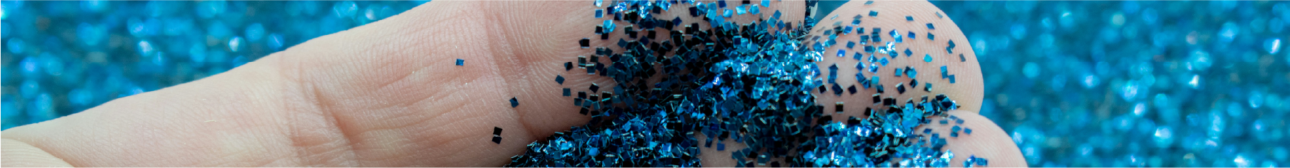 Hand holding blue glitter against a blue glitter to represent Cover Styl' glitter Vinyl wrap