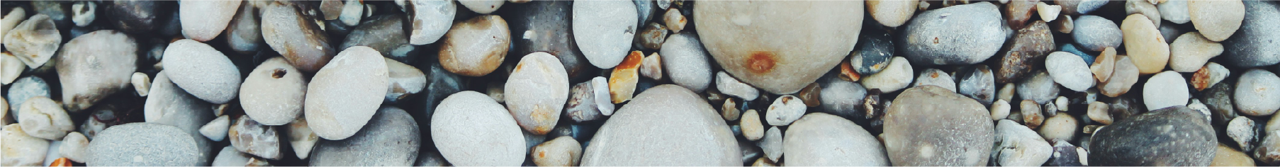 Close-up of small pebbles with various colours to represent Cover Sty' natural stone vinyl wrap