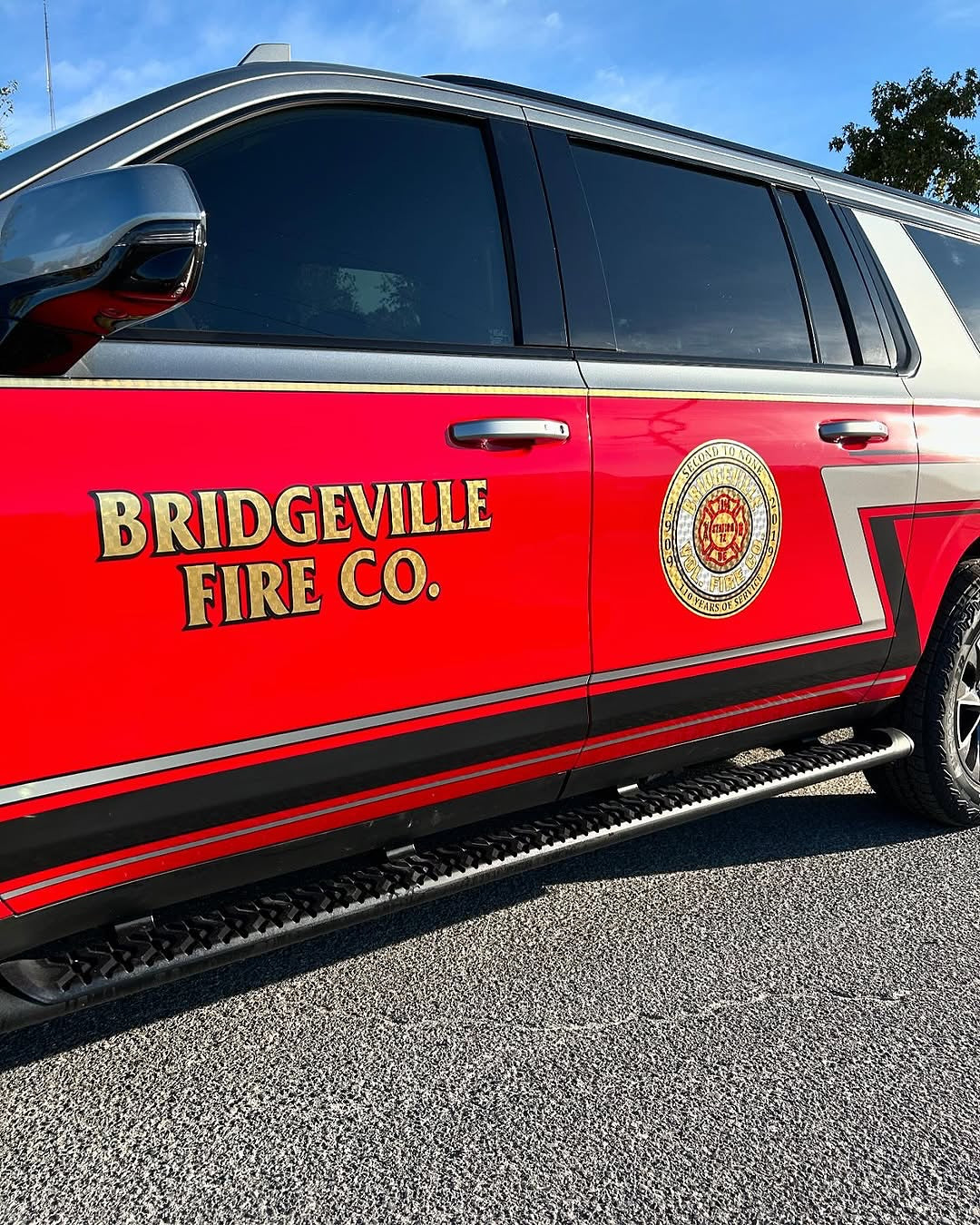 Side view of an Oracal Gloss Chili Red installed on a car
