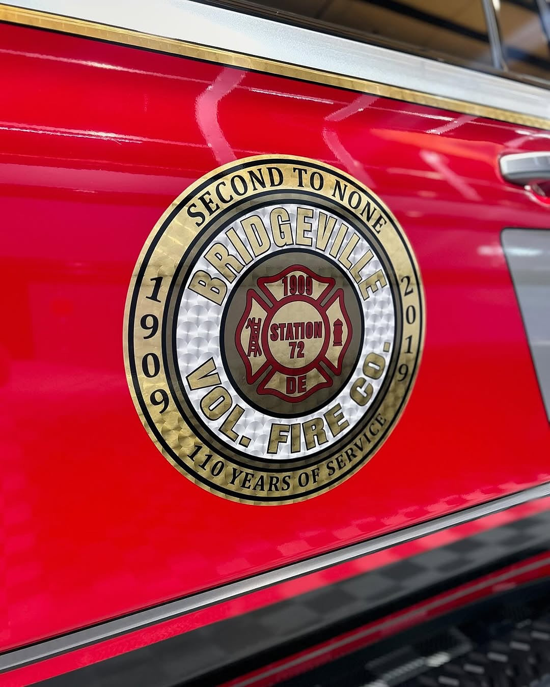 Oracal Gloss Chili Red wrap ultra close-up view