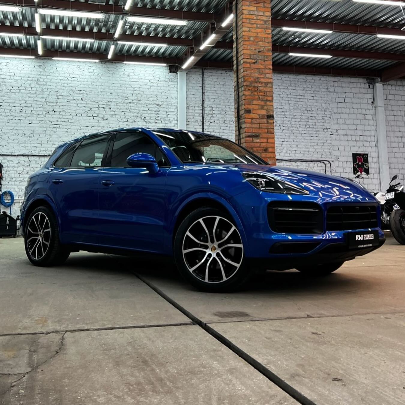 Oracal Gloss Night Blue Metallic close-up on Porsche