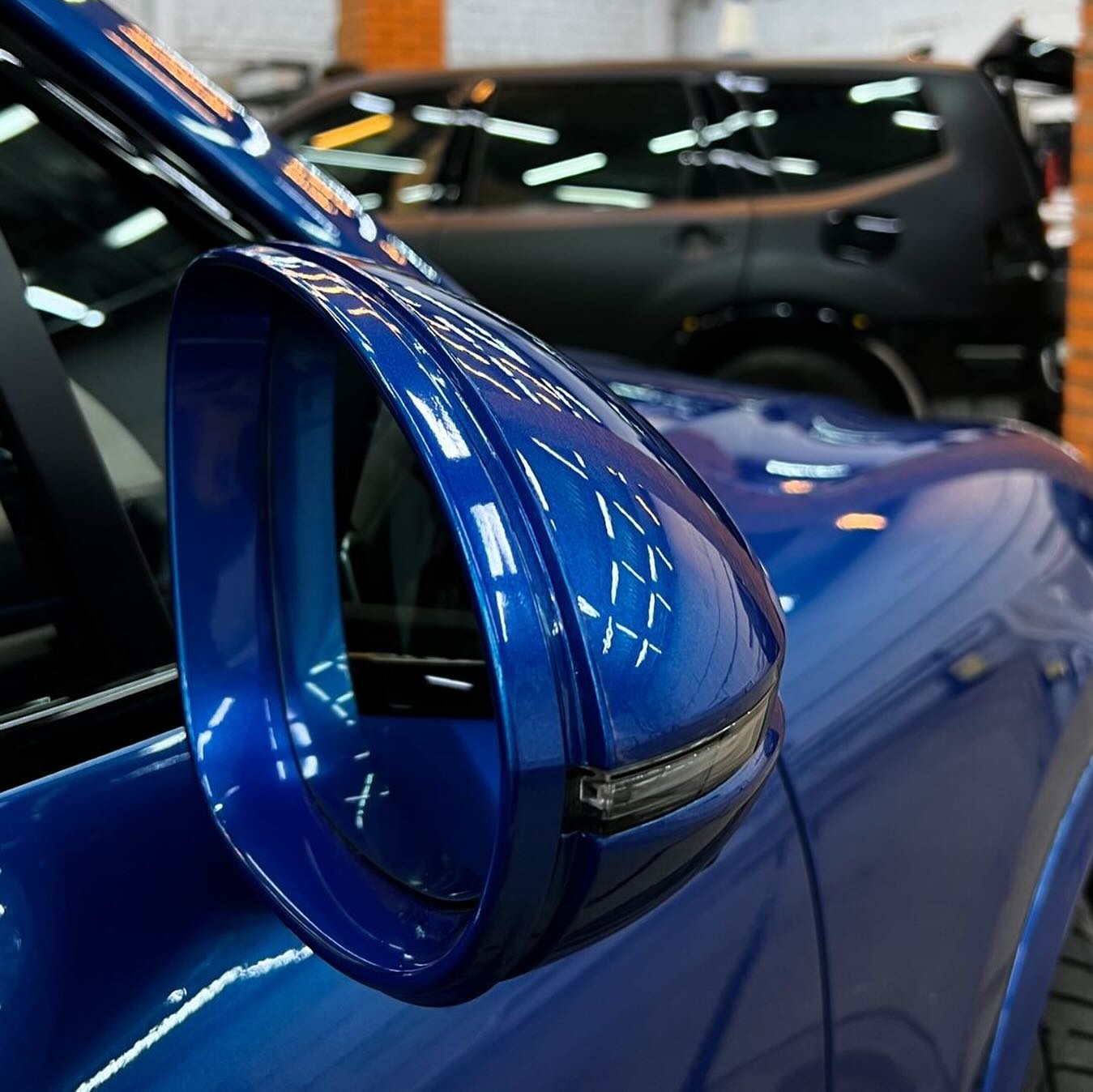 Close-up of an Oracal Gloss Night Blue Metallic ultra close-up car mirror